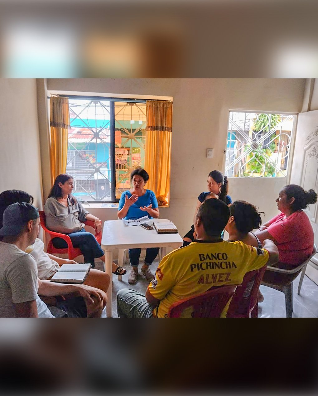 Familias reunidas en una barca de Iglesia Galilea